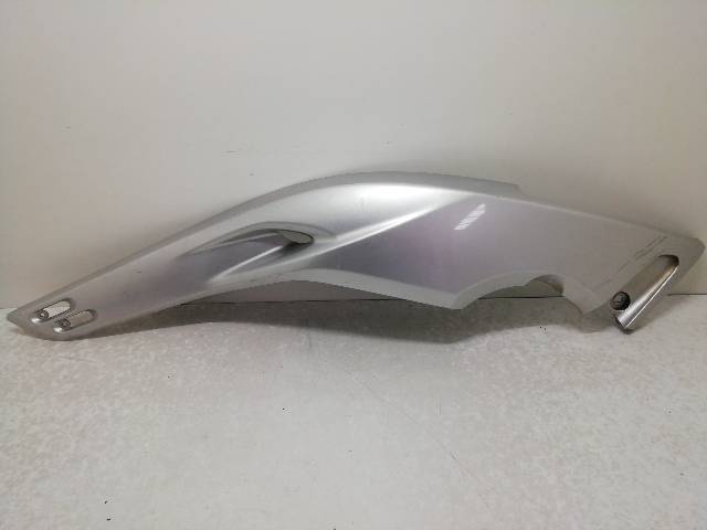 CHAPA-BAJO-ASIENTO-IZQUIERDA  YAMAHA T-MAX 500 XP 500 ABS 32,6KW (2005)