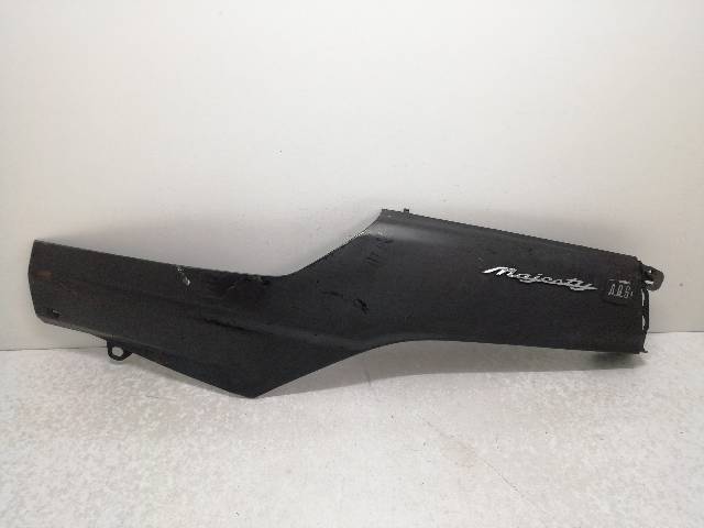 CHAPA-BAJO-ASIENTO-IZQUIERDA  YAMAHA MAJESTY 250 YP250A 14,7 (2001)