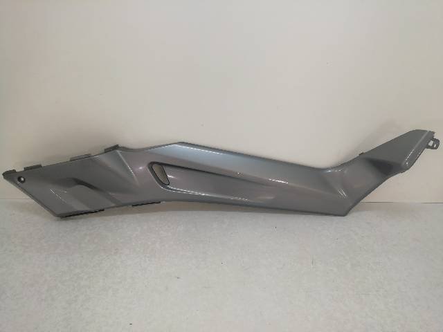 CHAPA-BAJO-ASIENTO-DERECHA  YAMAHA X-MAX 250 YP250R 15 (2009)