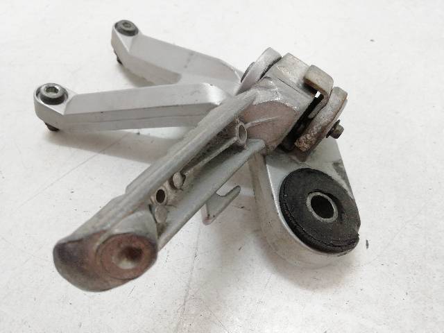 ESTRIBERA-TRASERA-DERECHA  HYOSUNG GT 125 R 10,6 (2006)