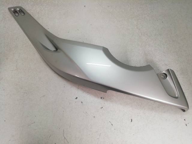 CHAPA-BAJO-ASIENTO-DERECHA  YAMAHA T-MAX 500 (XP 500 SJ03) 32,6 (2006)