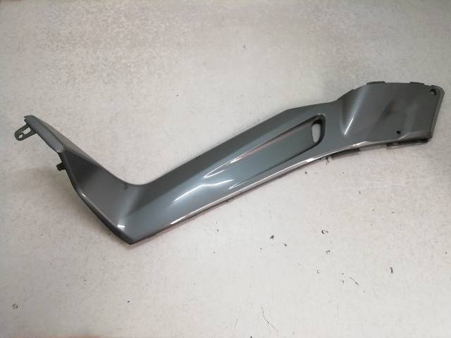 CHAPA-BAJO-ASIENTO-IZQUIERDA  YAMAHA X-MAX 250 (YP250R SG16) 15 (2009)