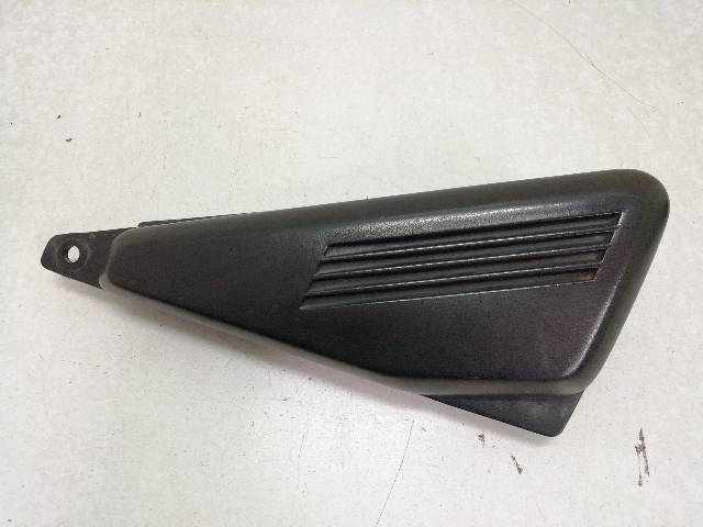 CHAPA-BAJO-ASIENTO-DERECHA  YAMAHA FZS 600 FAZER 1998-2001 RJ02 69,9 (1999)