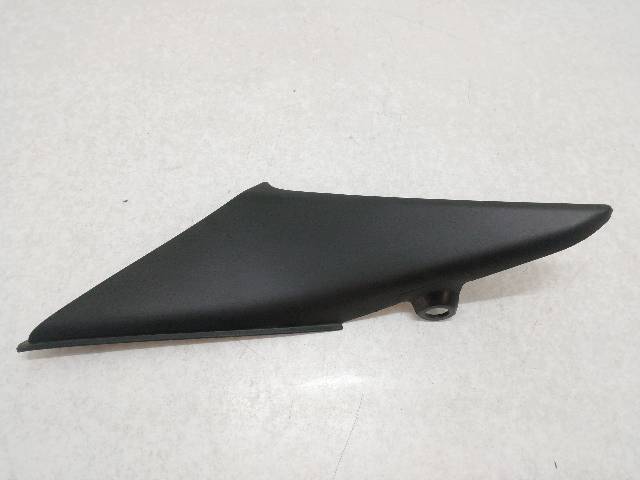 CHAPA-BAJO-ASIENTO-DERECHA  HONDA CBR 600 RR (2004)