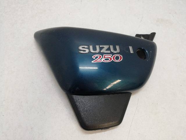 CHAPA-BAJO-ASIENTO-IZQUIERDA  SUZUKI GZ 250 GZ250Y (AR111) MARAUDER (2000)