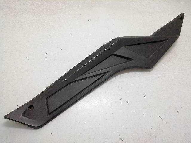 CHAPA-BAJO-ASIENTO-IZQUIERDA  WOTTAN STORM 125 SY125T-9C 5,63 (2018)