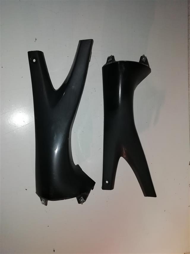 CHAPA-BAJO-ASIENTO-DERECHA  APRILIA RS 50 CULOAVISPA (2004)
