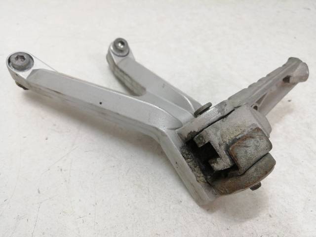 ESTRIBERA-TRASERA-IZQUIERDA  HYOSUNG GT 125 R 10,6 (2006)