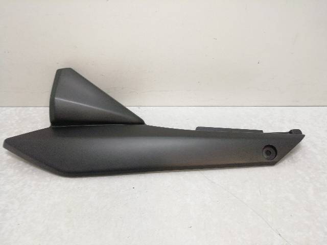 CHAPA-BAJO-ASIENTO-IZQUIERDA  SUZUKI GSF 650 S BANDIT 57 (2005)