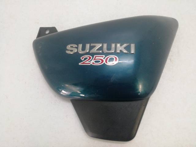 CHAPA-BAJO-ASIENTO-DERECHA  SUZUKI GZ 250 Y MARAUDER 14,7 (2000)