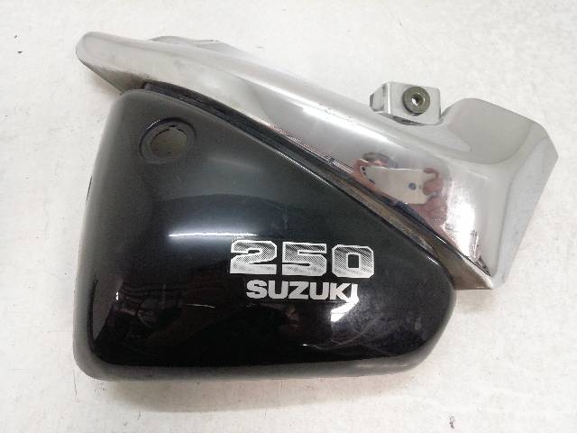 CHAPA-BAJO-ASIENTO-IZQUIERDA  SUZUKI VL 250 INTRUDER WVA5 16,20 (2006)