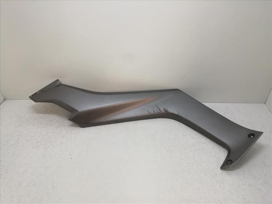 CHAPA-BAJO-ASIENTO-IZQUIERDA  YAMAHA N-MAX 125 155 (2017)
