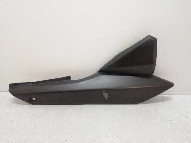 CHAPA-BAJO-ASIENTO-DERECHA  SUZUKI GSF 650 S BANDIT 57 (2005)