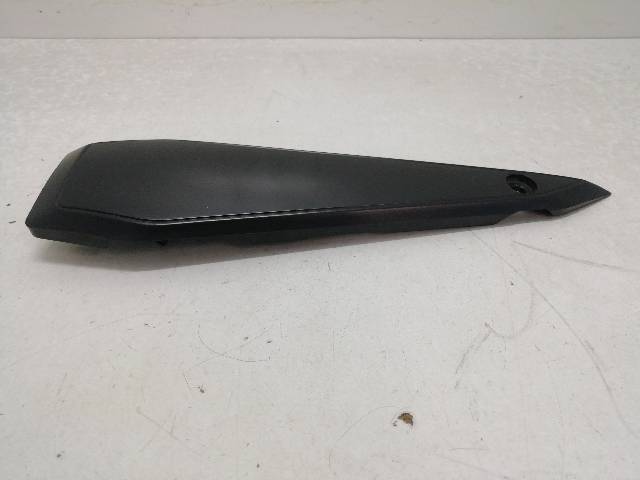CHAPA-BAJO-ASIENTO-DERECHA  YAMAHA FZ1 FAZER 1000 S (RN16) 110,3 (2010)