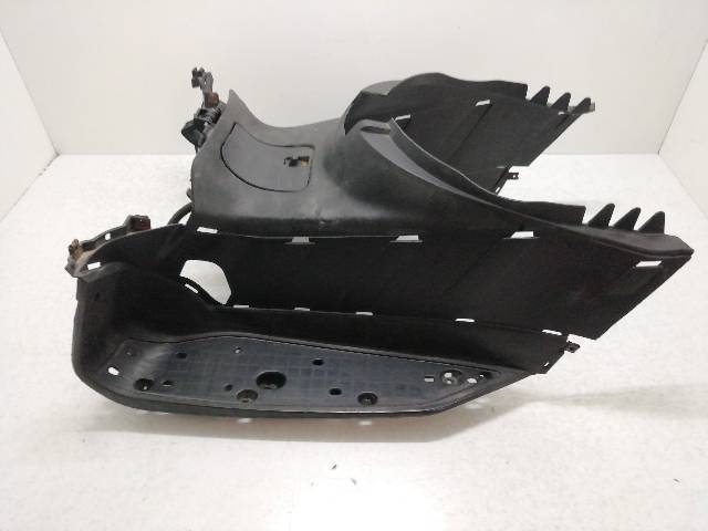 PLASTICO-CHAPA-SUELO  YAMAHA X-MAX 125 YP125R SE32 10,36 (2008)