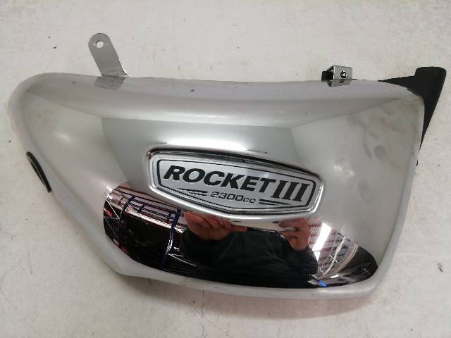 CHAPA-BAJO-ASIENTO-DERECHA  TRIUMPH ROCKET 3 2300 103 (2009)
