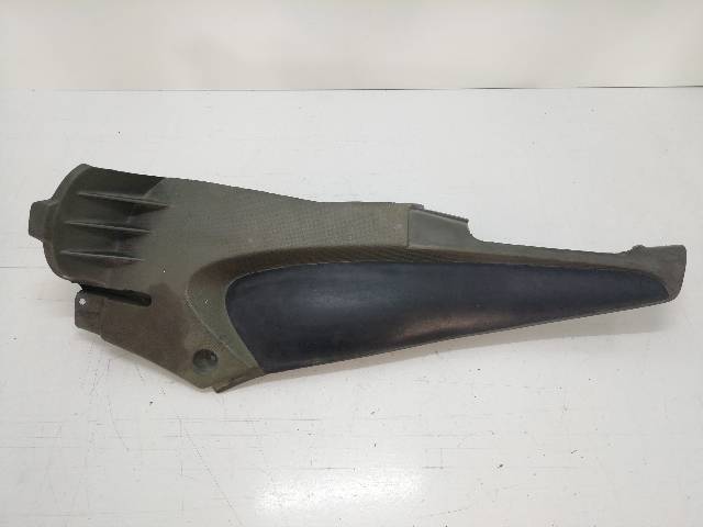 CHAPA-BAJO-ASIENTO-DERECHA  APRILIA SR 50 AGUA (2002)