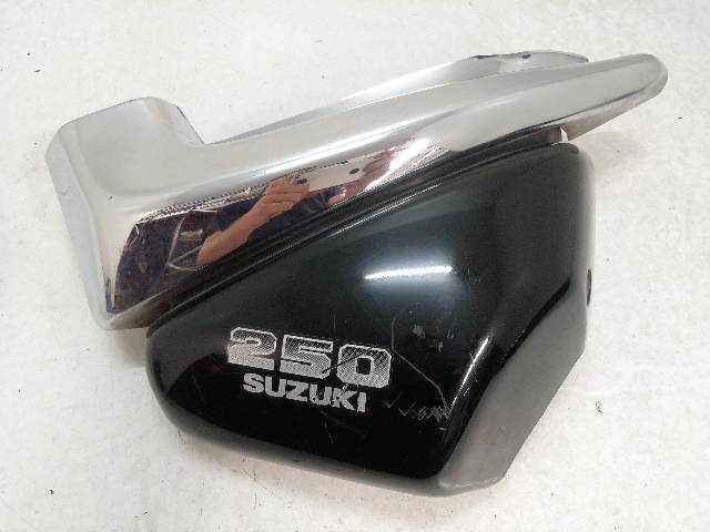 CHAPA-BAJO-ASIENTO-DERECHA  SUZUKI VL 250 INTRUDER WVA5 16,20 (2006)