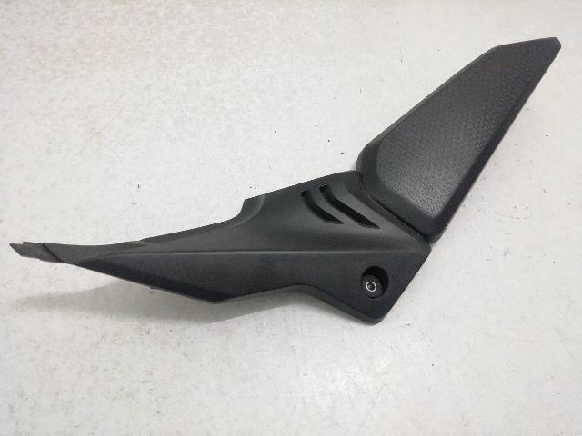 CHAPA-BAJO-ASIENTO-DERECHA  HONDA CB 650 R RH02 35KW (2022)