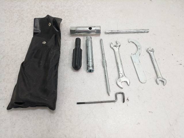 KIT-BOLSA-HERRAMIENTAS  YAMAHA X-MAX 250 (YP250R SG16) 15 (2009)