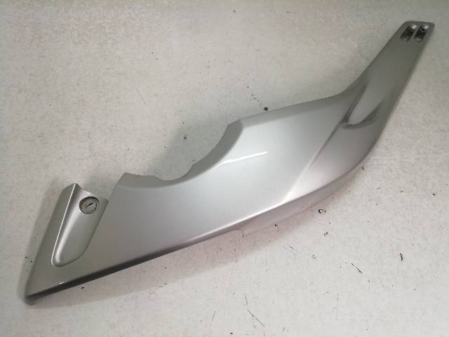 CHAPA-BAJO-ASIENTO-IZQUIERDA  YAMAHA T-MAX 500 (XP 500 SJ03) 32,6 (2006)