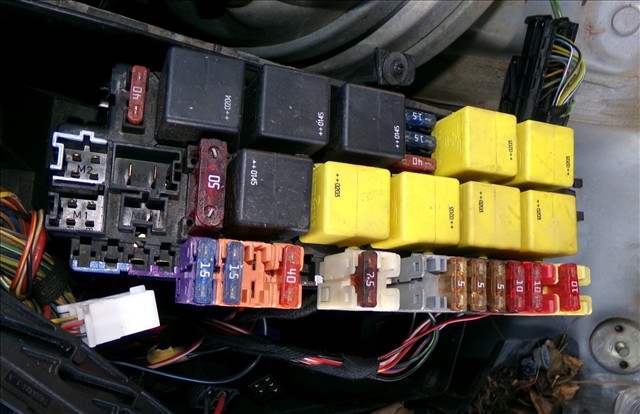 Caja Reles y Fusibles